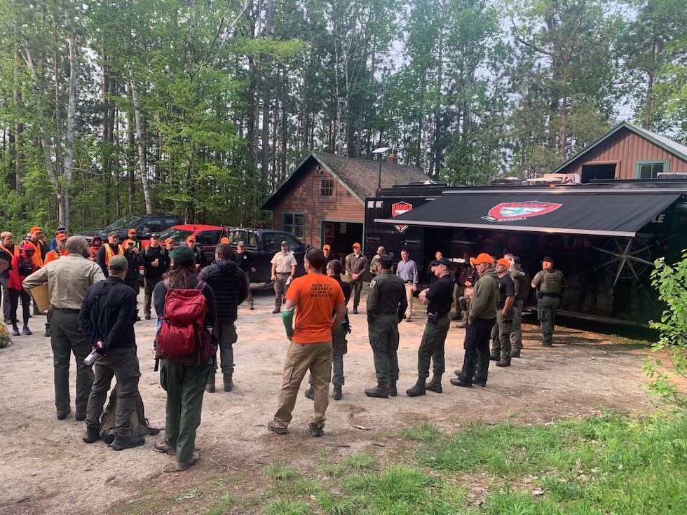 Los buscadores que reciben una sesión informativa de Baxter State Park Rangers y el Servicio de Guardián de Maine ...