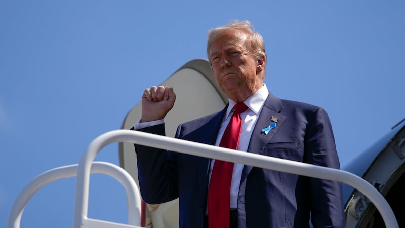 El candidato presidencial republicano, el expresidente Donald Trump, llega a Johnstown,...