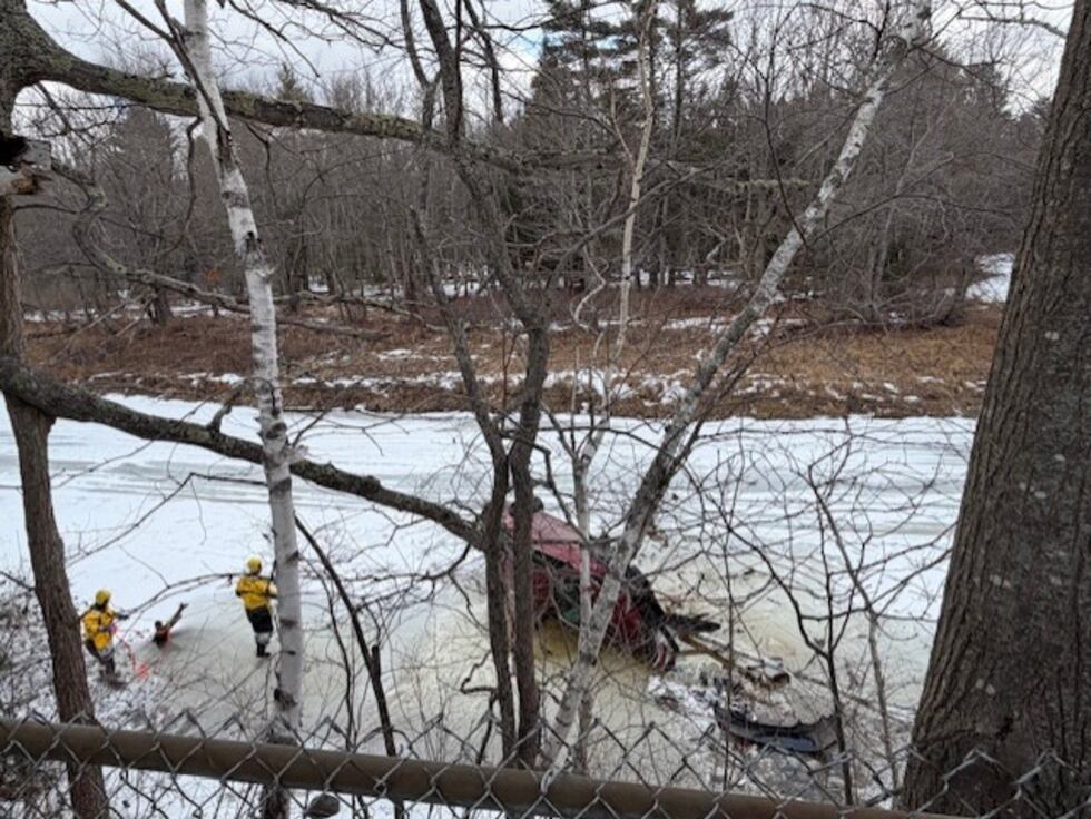 Car goes into river in Lisbon; driver escapes with minor injuries