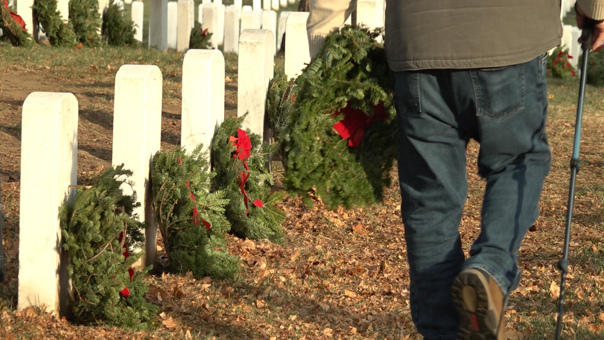 Wreaths Across America honors fallen service members at Arlington National Cemetery