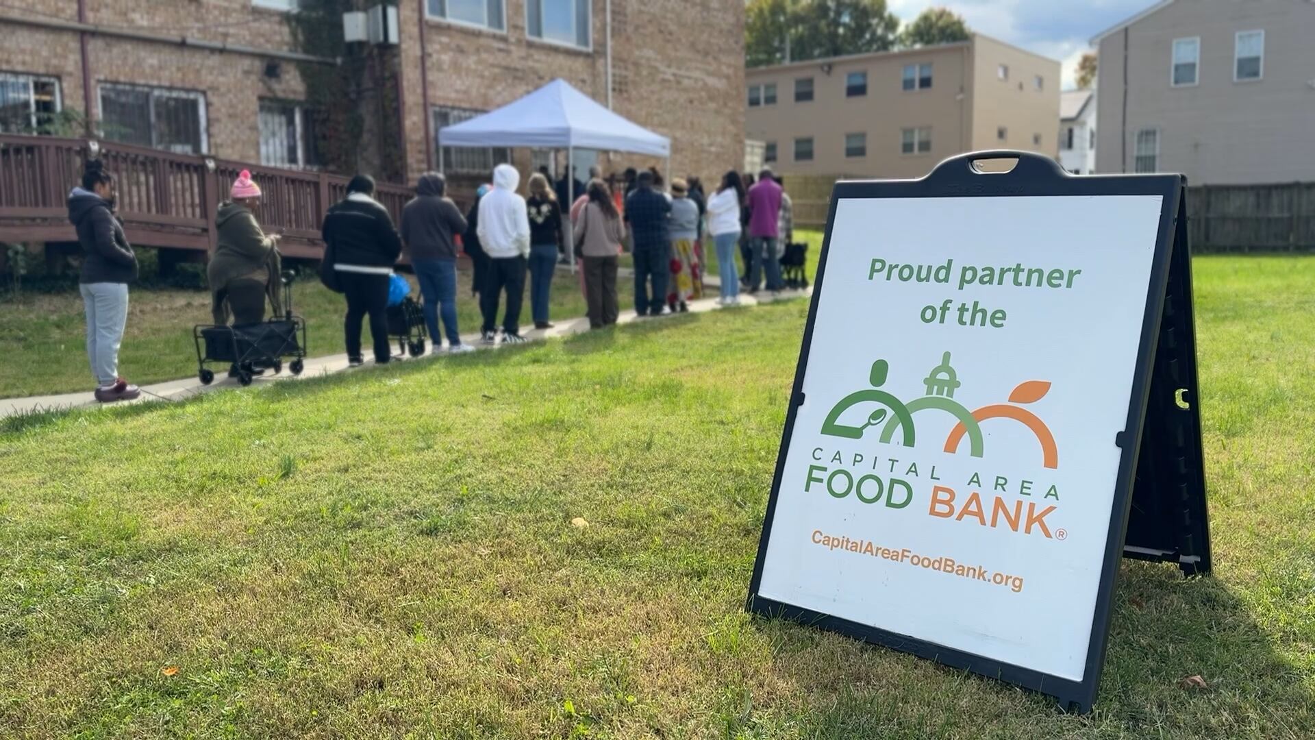 Federal workers miss first full paycheck on shutdown day 24